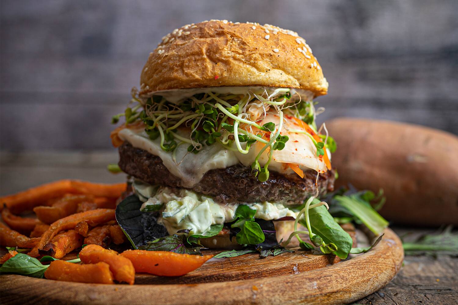 Asiatischer Büffelburger Burger mal in asiatisch - klingt gut, oder? Das einzigartige Geschmackserlebnis solltest du dir nicht entgehen lassen! Zutaten für 4 Burger: 4 Brioche Buns 4 Büffel Patties 200 g Kimchi 100g Ketchup 1/2Gurke 100g Frischkäse 200g B