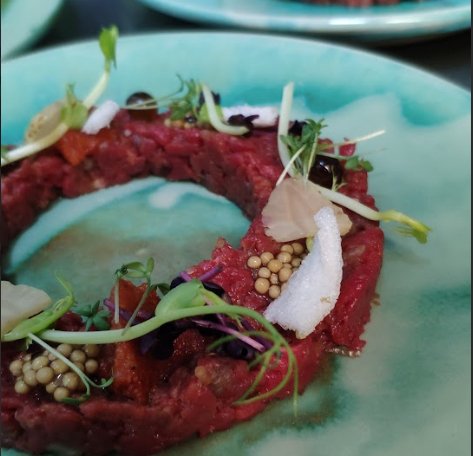 Asiatisches Tatar vom Wasserbüffel Asiatisches Tartar vom Filet mit Kimchi, Senfsaat, Krabbenchips, Buttermilch-Sesam-Vinaigrette. ZUTATEN: 320g Filet von Kopf oder Spitze 1 Schalotte, fein gewürfelt 20g Schnittlauch, fein geschnitten 1-2 El Kimchi, fein