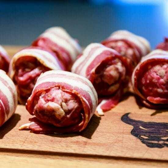 Buffalo Meatballs Diese Buffalo Meatballs aus Büffel Bill Gourmet Hackfleisch sind nicht nur von Bacon umwickelt und mit Käse gefüllt, sondern auch noch auf einer Whiskyfass Planke gesmoked. Wahnsinn? Absolut! ZUTATEN MEAT BALLS: 400 g Büffel Hackfleisch
