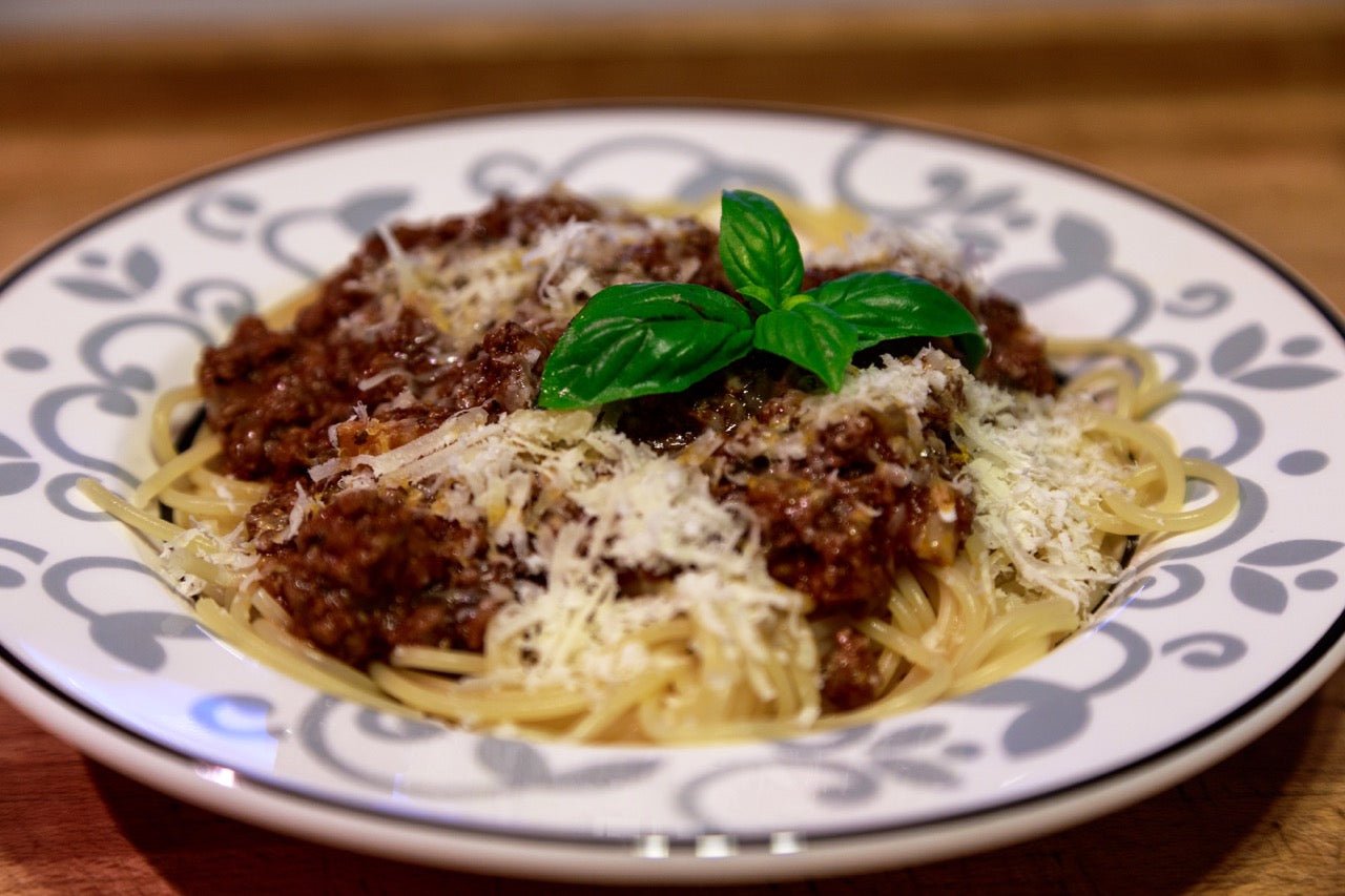 Büffel Bolognese Büffel Bolognese - der italienische Klassiker neu interpretiert mit unserem Hackfleisch vom Büffel. Intensiver im Geschmack trotz niedrigerem Fettgehalt, Büffel Bill macht's möglich. ZUTATEN BOLOGNESE: 500 g Büffel Hackfleisch 3 Karotten