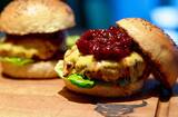Büffel Burger im Brioche Brötchen Wahnsinnig leckeres Rezept für einen Büffelburger aus Premium Büffelfleisch. Gewolftes Rib Eye vom Büffel im Brioche Bun - das musst du testen! ZUTATEN BÜFFELFLEISCH PATTIES: 600 g Büffelfleisch, grob gewolft Fleur de Sel