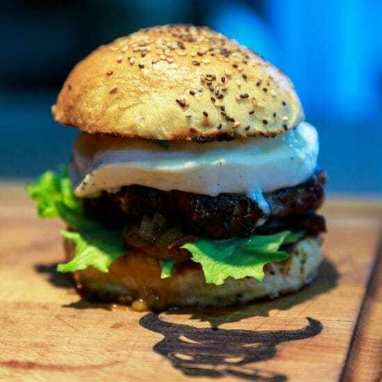 Büffel Burger mit Mozzarella Di Bufala Campana D.O.P. Dieser Büffelburger ist etwas für wahre Feinschmecker - gegrilltes Burgerpatty aus Rib Eye vom Wasserbüffel mit Mozzarella di Bufala Campana D.O.P. Zutaten für zwei Personen: 2 Burger Patties: Gourmet