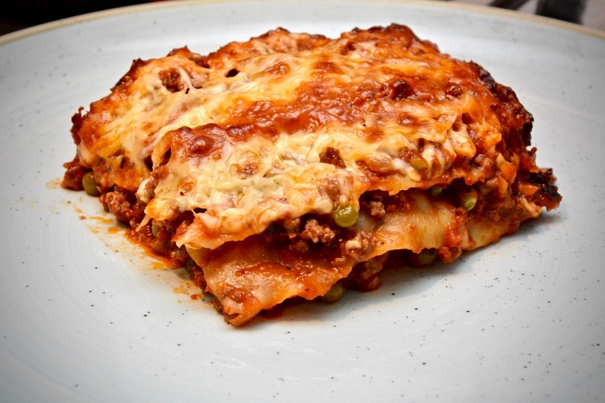 Büffel Cannelloni aus dem Dutch Ofen Köstliche Büffel Cannelloni aus dem Dutch Oven. Büffel Hackfleisch an einer super leckeren Sauce aus Tomaten, Zwiebeln und Erbsen – in der heißen Glut mit Käse überbacken. ZUTATEN 1,5 kg Büffel Hackfleisch 250 g Erbsen