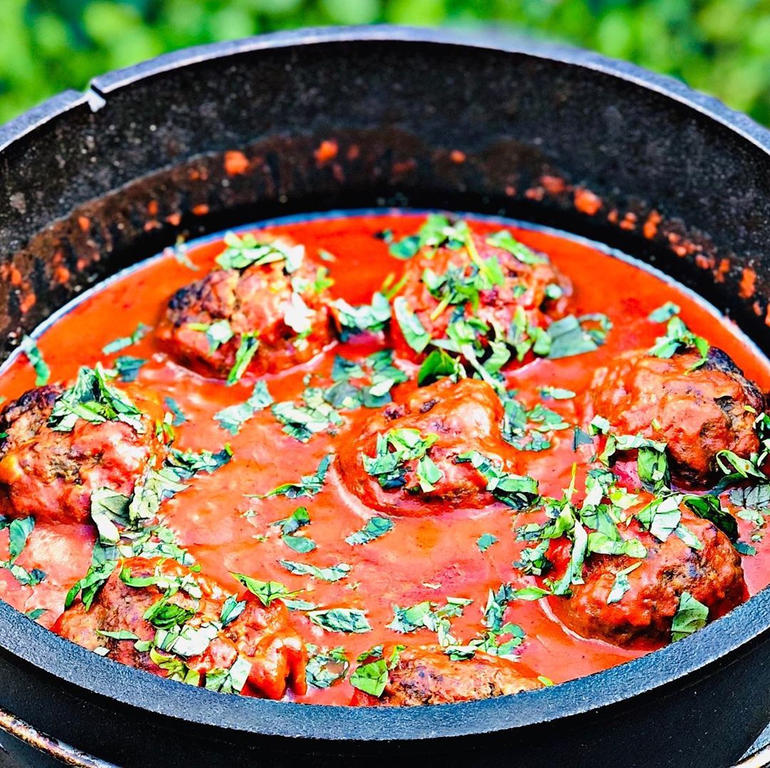 Büffel Hackbällchen Toskana gefüllt mit Büffelmozzarella Hackbällchen mal anders: In leckere Toamtensoße und gefüllt mit cremigen Büffelmozzarella zauberst du ganz schnell ein echtes Festmahl auf die Teller. Zutaten (für 6 Personen): 1kg Büffelhackfleisch