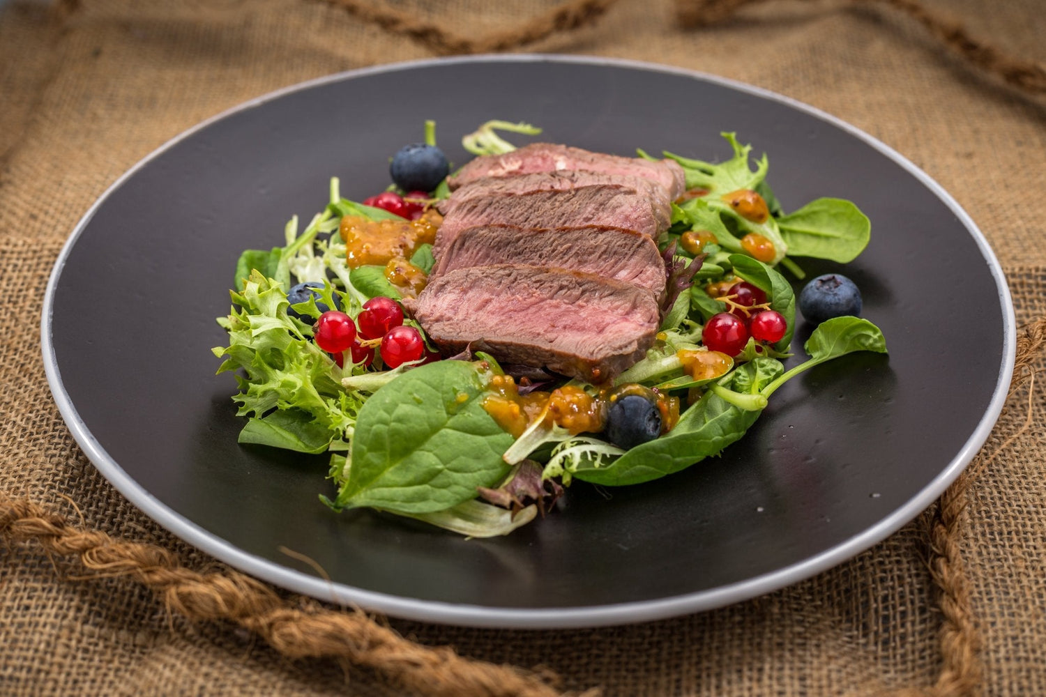 Büffel Hüftsteak auf wildem Pflücksalat Ein super leckerer Steak Salat – reich an Protein und Vitaminen und kaum Kohlehydraten. Das perfekte Gericht für ernährungsbewusste Genießer! ZUTATEN für 4 PERSONEN: 2 Büffel Hüftsteaks 1 Packung Wilder Pflücksalat