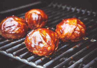 Büffel Meatballs im Baconmantel Achtung: Diese kleinen Geschmacksbomben sind nichts für schwache Nerven! Saftiges Büffel Hackfleisch, gefüllt mit unserem mehrfach ausgezeichneten Büffelmozzarella und umwickelt mit Bacon. Eine unverschämt leckere Kreation