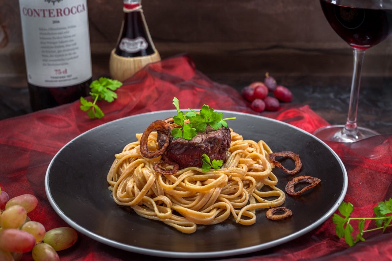 Büffel Medaillons auf Peperonico Pasta Saftige Büffel Bill Filet Medaillons aus Italien auf Peperoncino Pasta. Der einzigartige Geschmack des Büffelfilets harmoniert perfekt mit der leicht pikanten Pasta. ZUTATEN für 3 PERSONEN: 3 Büffelfilet Medaillons 2