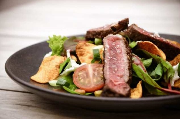 Büffel Ribeye auf buntem Salat mit Süsskartoffel-Chips Saftiges Büffel Ribeye Steak im New York Style aus dem OFB, auf buntem Salat mit Büffel Mozzarella, Süßkartoffel-Chips und Himbeer-Limetten Vinaigrette. Eine himmlische Komposition von Marcel Felix (B