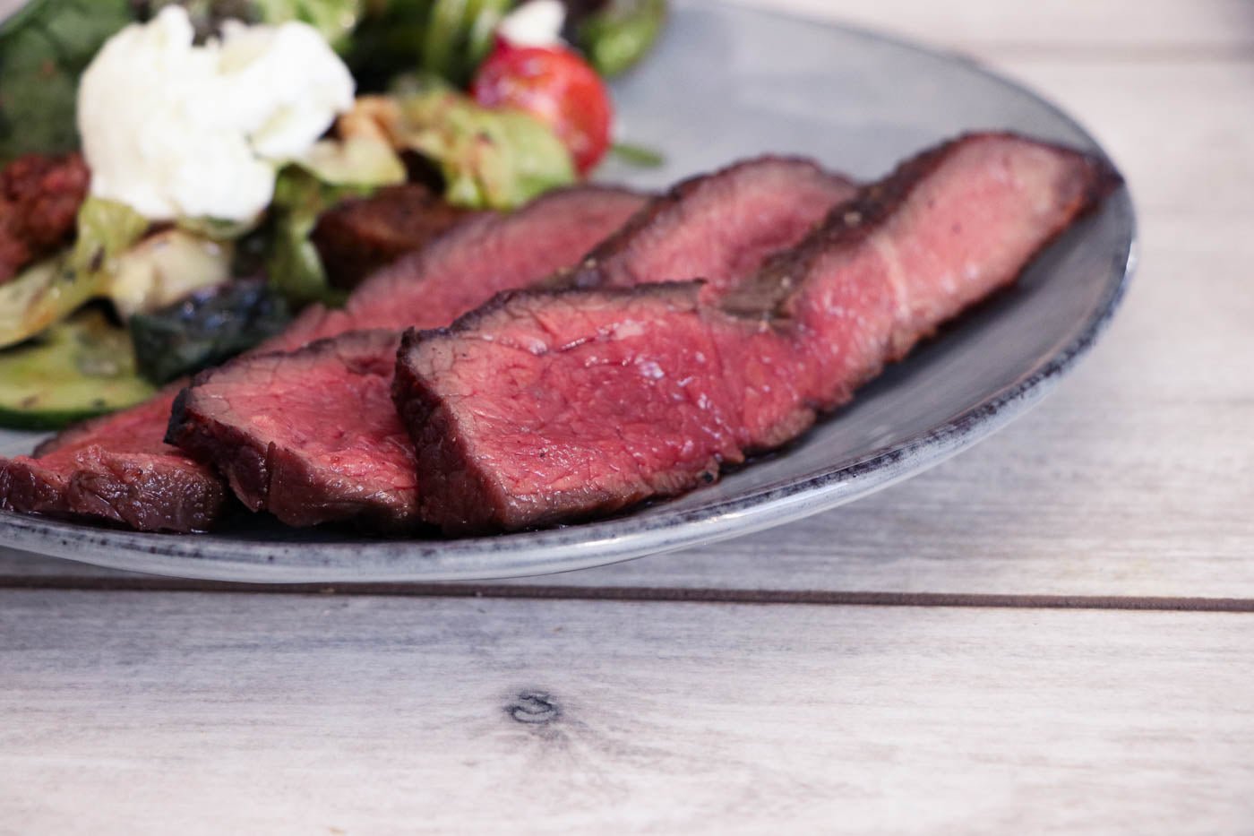 Büffel Tri-Tip aus dem Heubett Das vielseitige Tri-Tip vom Büffel, auch bekannt als Bürgermeisterstück, eignet sich hervorragend zum Smoken, Schmoren oder auch Kurzbraten. In diesem Rezept wurde der äusserst leckere Cut auf einem Bett aus Heu und Kräutern