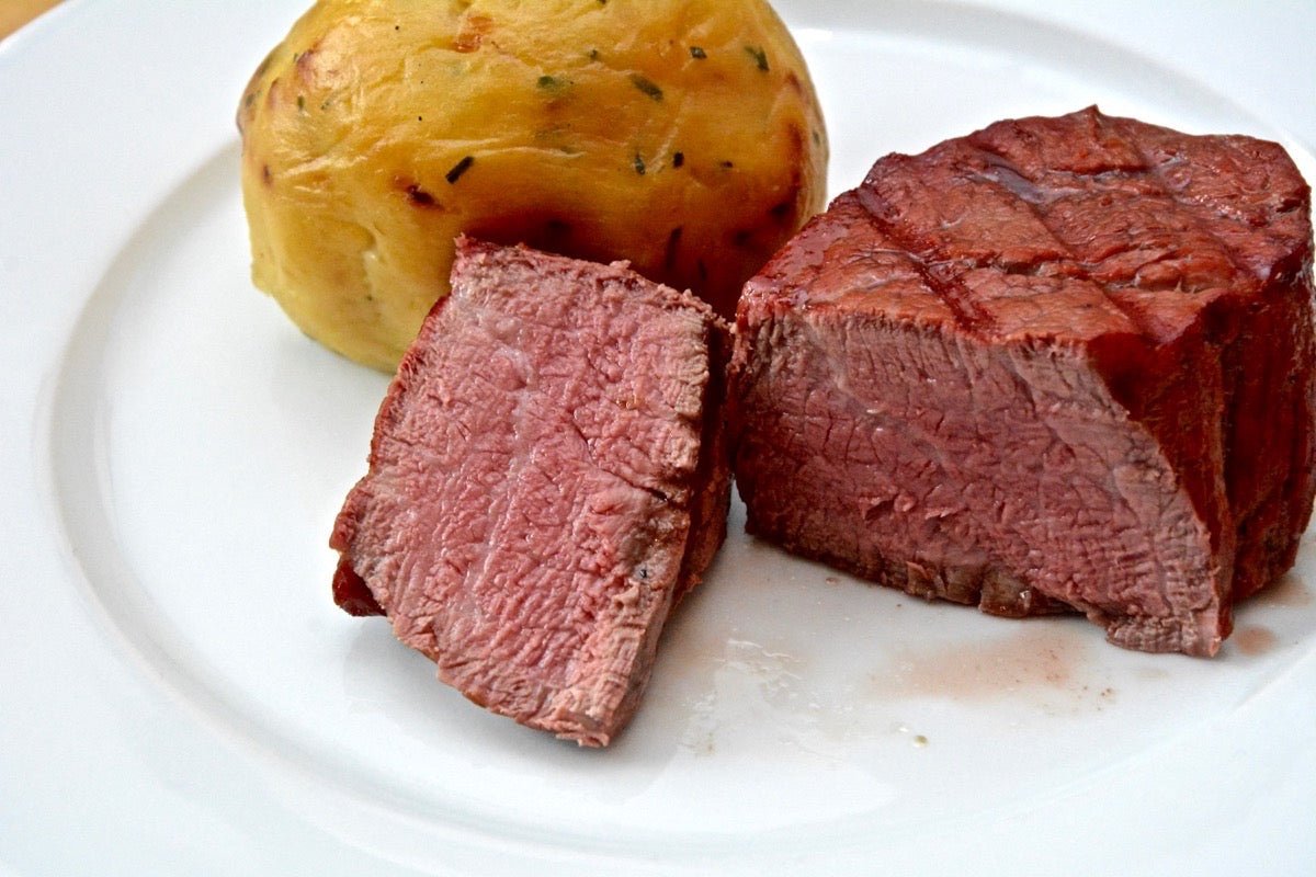 Büffelfilet von der Whisky-Planke Büffelfilet von der Whisky-Planke mit selbstgemachten Kartoffelklößen. Ein außergewöhnliches Gourmet Rezept von BBQ Weltmeister Camillo "Don Caruso" Tomanek. ZUTATEN FÜR DAS BÜFFELFILET: Büffelfilet Medaillons ca. 180g pr