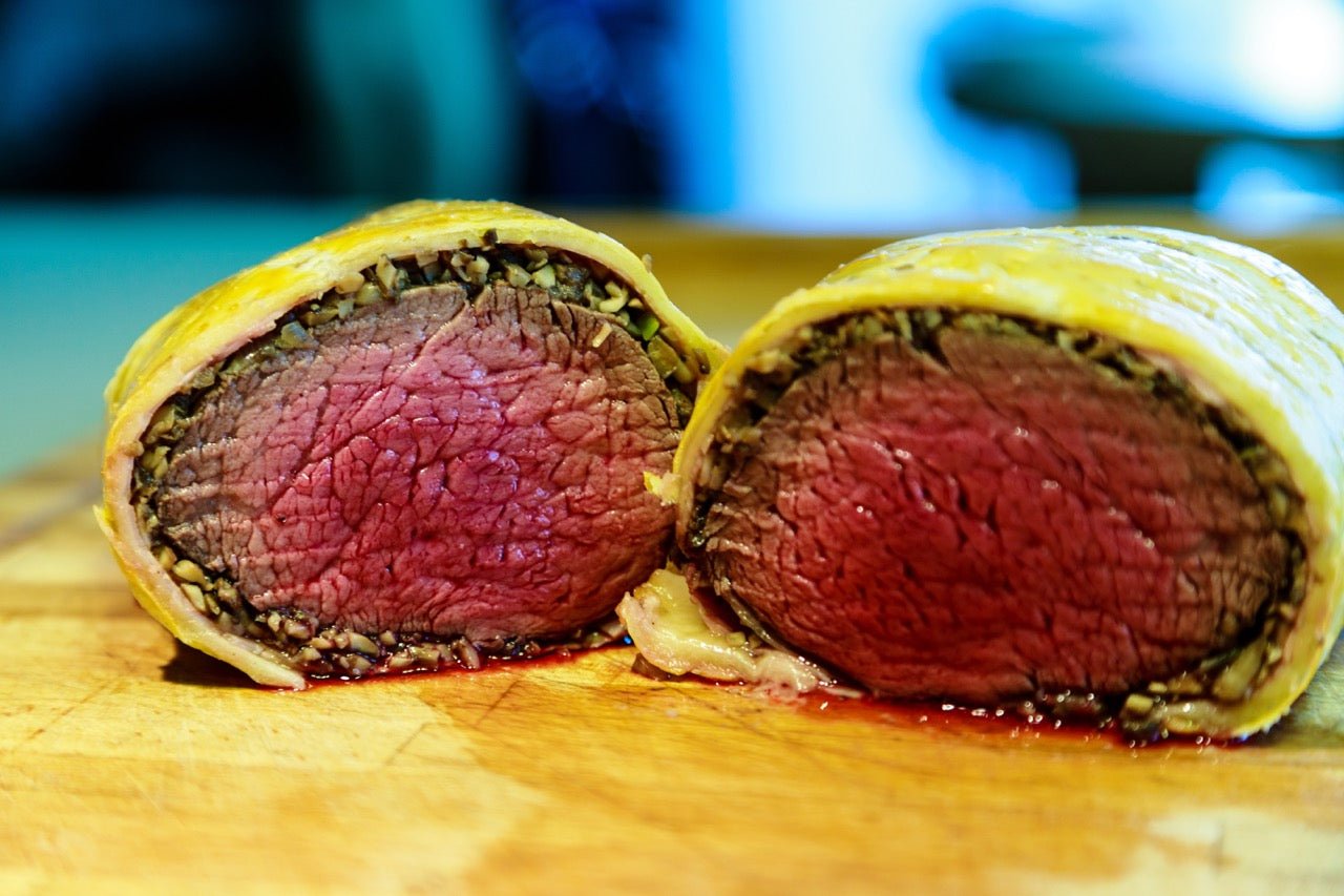 Büffelfilet Wellington Unglaublich zartes und saftiges Büffelfilet Wellington im Blätterteigmantel - Gourmet Rezept für Fleischliebhaber mit Büffel Bill Premium Büffelfleisch. Das ideale Gericht für besondere Anlässe! ZUTATEN BÜFFELLEISCH: Ein Büffelfilet