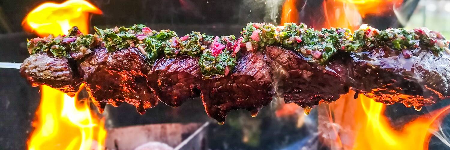 Büffelfleisch - In die Grillsaison mit gutem Gewissen Ganz egal, wo Sie gerade entlangspazieren, ob in der Stadt, in großen Parks oder im heimischen Garten – überall steigt Ihnen der Duft von frisch Gegrilltem in die Nase und Sie spüren dieses Kribbeln im