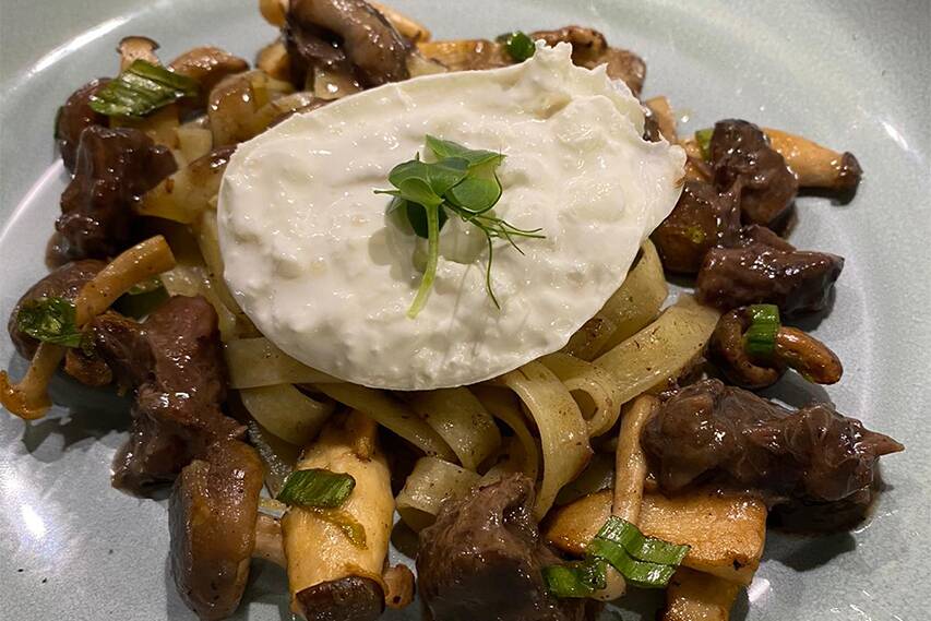 Büffelschwanz mit Tagliatelle, Burrata, Mischpilze, Zitrone und Wacholderrahm Saftiger Büffelschwanz kombiniert mit Pilzen und cremiger Burrata. In Kombination mit saurer Zitrone und intensivem Wacholderrahm wird das Gericht zu einem einzigartigen Festmah