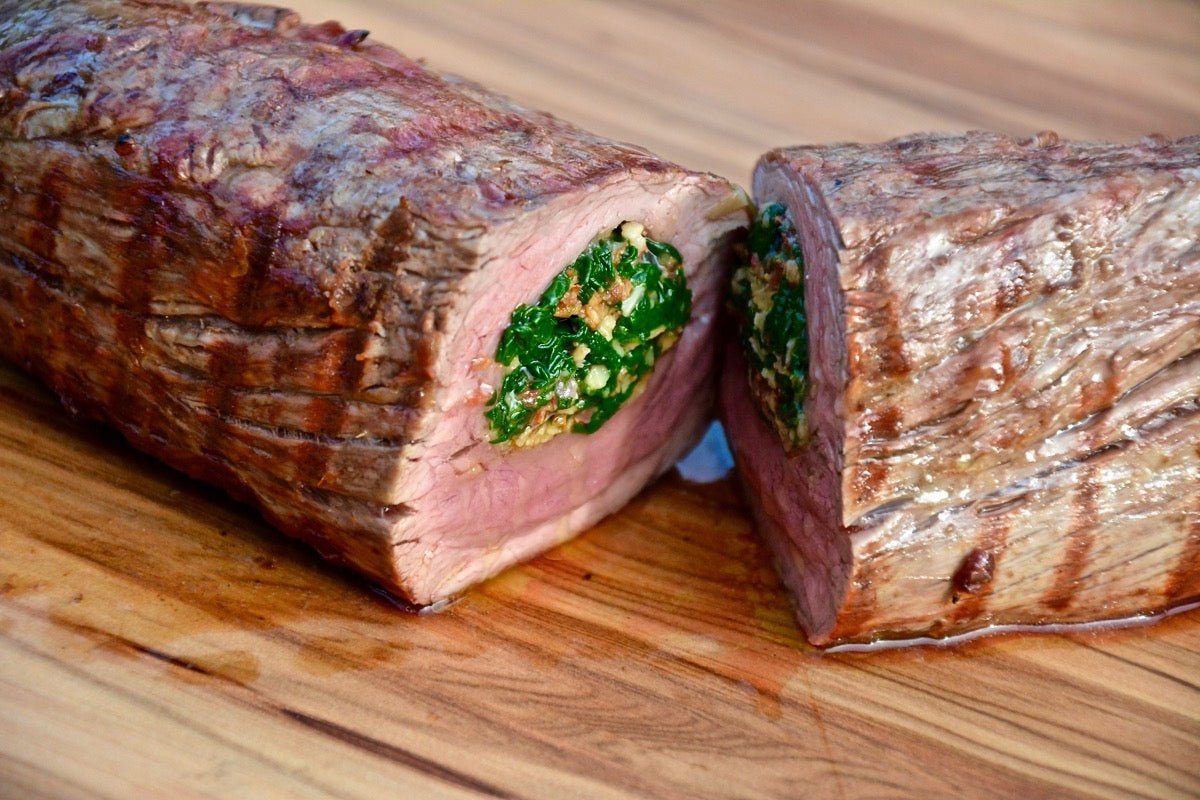 Gefülltes Büffelfilet In diesem super leckeren Rezept erklärt euch BBQ Weltmeister Camillo „Don Caruso“ Tomanek wie man ein gefülltes Büffelfilet mit Bresaola, Mozzarella und Babyspinat zubereitet. ZUTATEN FÜR DIE FÜLLUNG: 100g Bresaola 75g Mozzarella 1 K