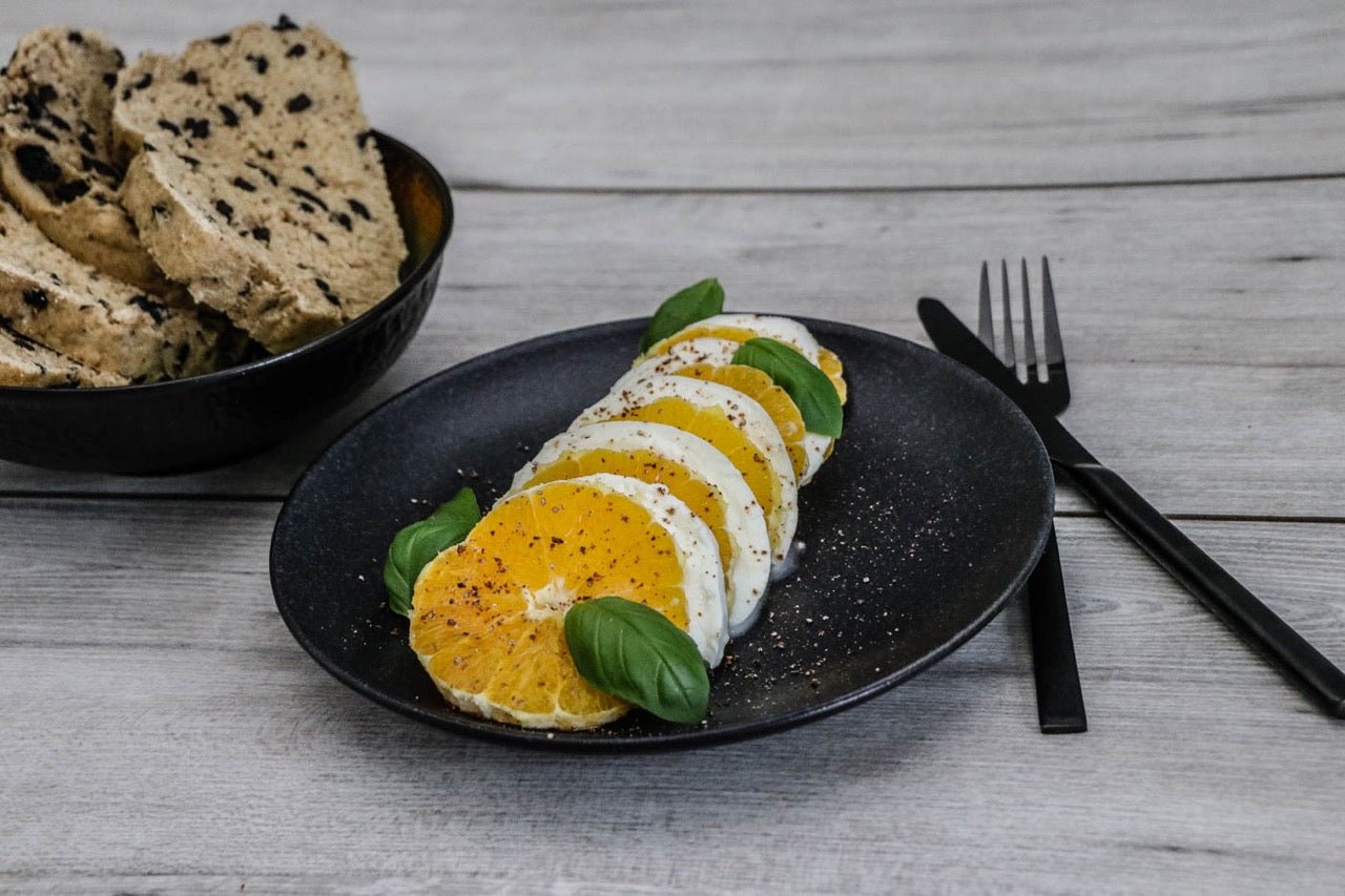Gourmet Büffelmozzarella mit Orange Ein Klassiker neu interpretiert: Caprese aus Gourmet Büffelmozzarella mit dünnen Scheiben einer süßen & saftigen Orange. Hat man dies einmal probiert, isst man Mozzarella nie wieder mit Tomate! ZUTATEN für 2-4 PERSO