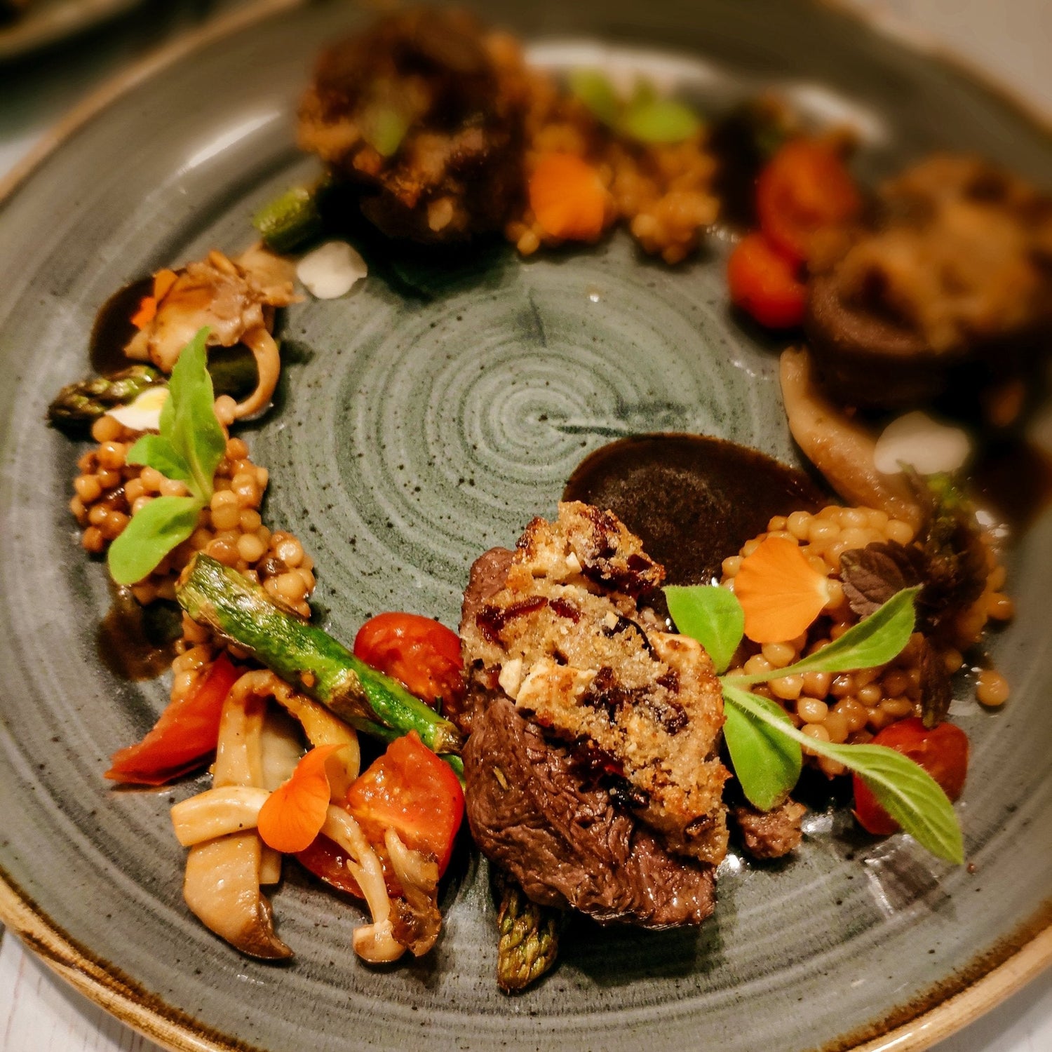 Gratiniertes Büffelfilet mit Cashew und Cranberry mit 3erlei vom grünen Spargel Extravagantes Büffelfilet mit einer Kombination edelster Zutaten. Cashews, Cranberry und grüner Spargel sind die perfekte Ergänzung zu unserem zarten Büffel Filet. Zutaten (Sc