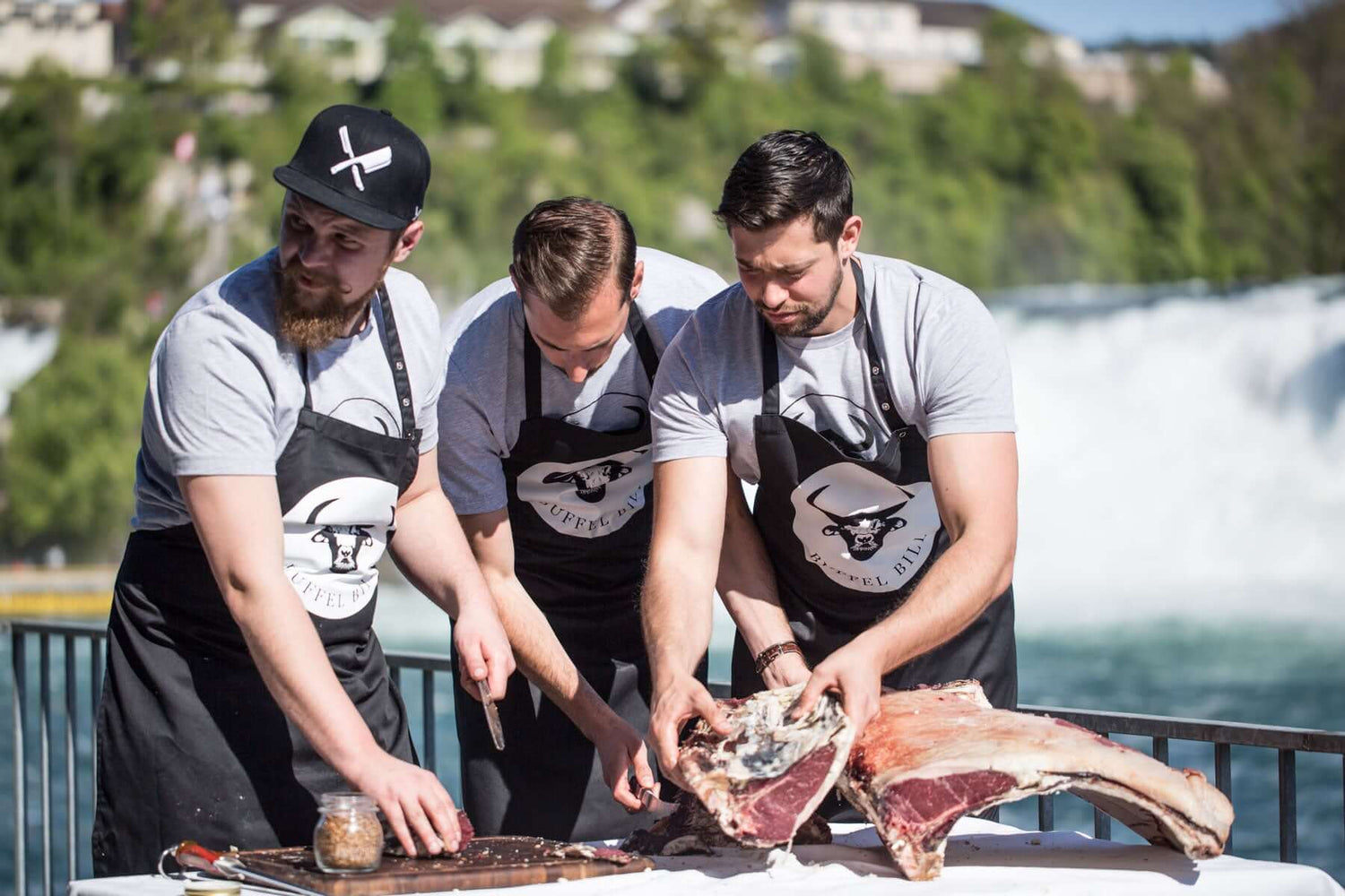 Grillen im Schlössli Wörth mit BBQpit.de & Goldhorn Beefclub Zusammen mit BBQpit.de und Goldhorn Beefclub haben wir am Schlössli Wörth gegrillt und ein einmaliges Video gedreht. Das Schlössli Wörth liegt direkt am Rheinfall in Schaffhausen. Der Besuch loh