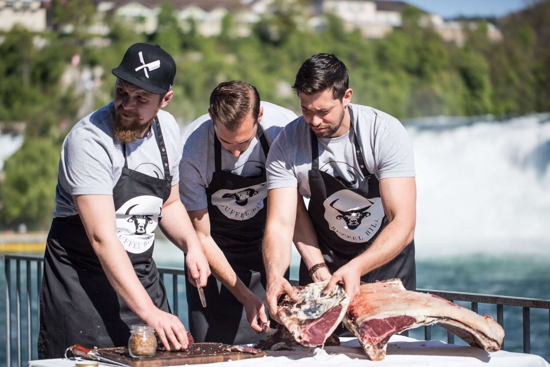 Grillen im Schlössli Wörth mit BBQpit.de & Goldhorn Beefclub Zusammen mit BBQpit.de und Goldhorn Beefclub haben wir am Schlössli Wörth gegrillt und ein einmaliges Video gedreht. Das Schlössli Wörth liegt direkt am Rheinfall in Schaffhausen. Der Besuch loh