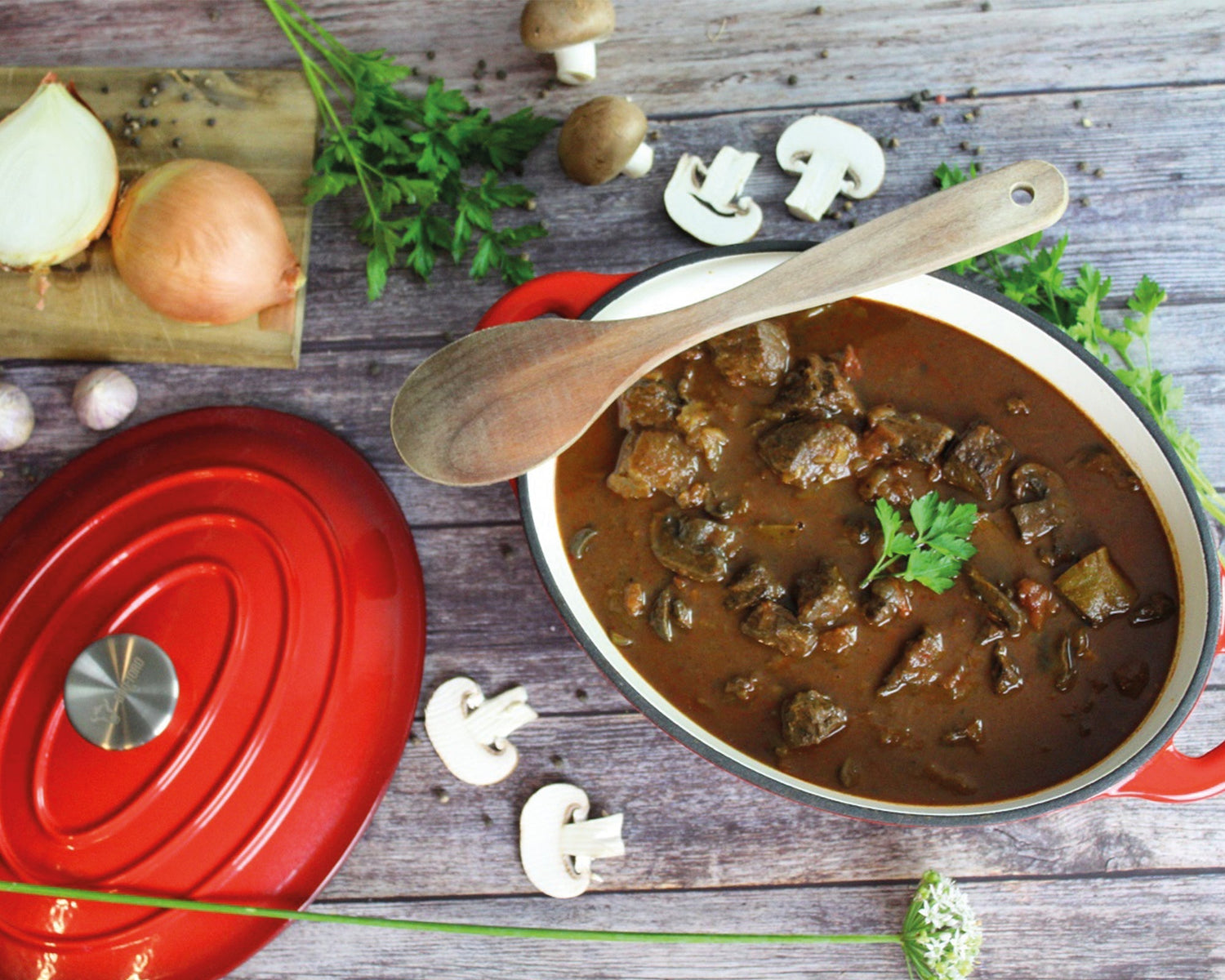 Gulasch vom Büffel Gulasch und Gulaschsuppe kennt jeder – von Groß bis Klein und wieder zurück. Meist werden diese Rezepte mit Rindfleisch zubereitet. Manche verwenden auch gemischtes Fleisch, von Schwein und Rind. Weniger bekannt ist die Zubereitung von