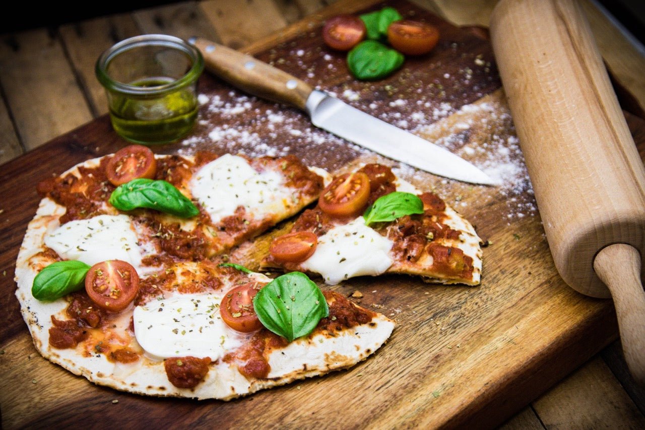 Hausgemachte Pizza mit Büffelmozzarella D.O.P. Köstliche hausgemachte Pizza mit cremigem Büffelmozzarella D.O.P aus Kampanien, frischen Cherry Tomaten und Premium Olivenöl. Ein absoluter Gaumenschmaus von Foodblogger Marcel Felix von BBQlicate.de. ZUTATEN