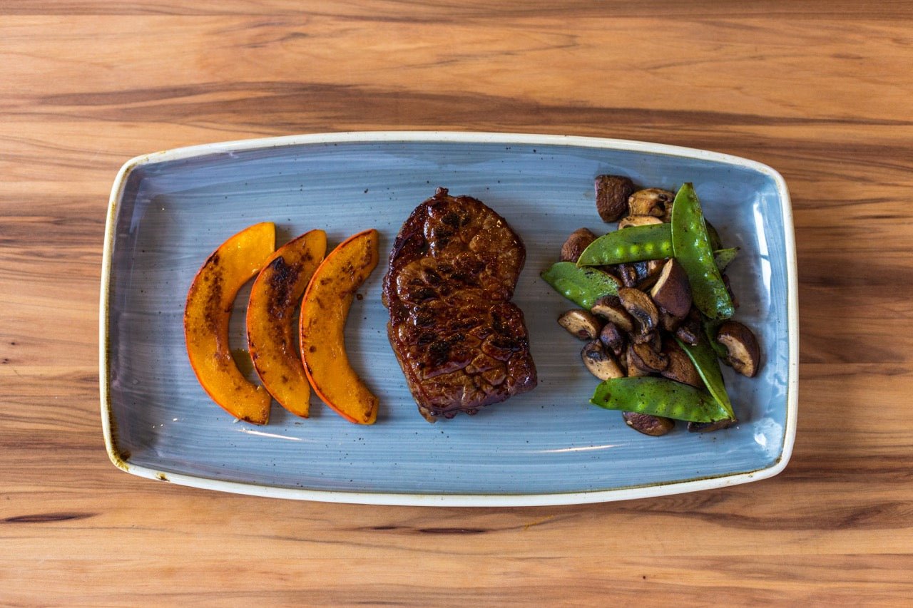 Honey glazed Büffel Rumpsteak Saftige Steaks aus dem Büffel Roastbeef, auf der Plancha gegrillt und mit Honig glasiert. Serviert wird das „Honey glazed Büffel Rumpsteak“ mit gegrilltem Hokkaidokürbis, Zuckerschoten und Pilzen. ZUTATEN FÜR DIE RUMPSTEAKS: