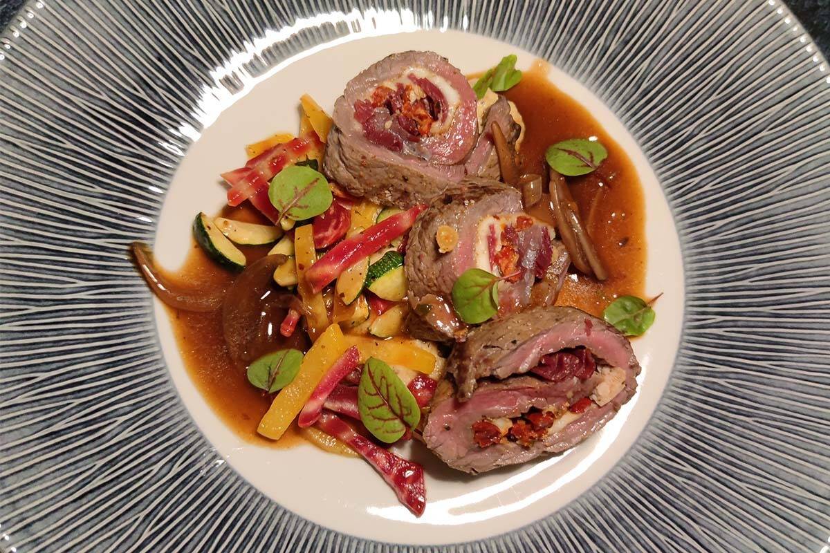 Involtini von der Hüfte, mit Mozzarella, Bresaola & Polenta Eine wahre Delikatesse mit verschiedensten Elementen vom Büffel. Hüftsteaks, Mozzarella und Bresaola lassen das Gericht zum Gaumenschmaus werden. Zutaten für 4 Personen: 4 Stück Büffel Hüftsteaks