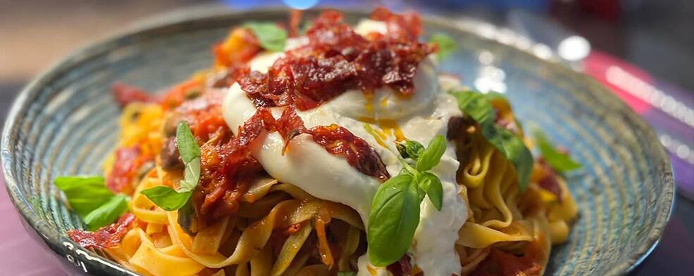 La Caseteccia mit Burrata La Caseteccia mit Burrata und Büffelsalami ist ein einzigartiges Gericht, dass vom Büffel lebt. Du wirst es lieben! Rezept für 2 Portionen 300g Spaghetti 8 Scheiben scharfe Büffelsalami Schiacciata 2 Burrata die Bufala 1/2 Glas O
