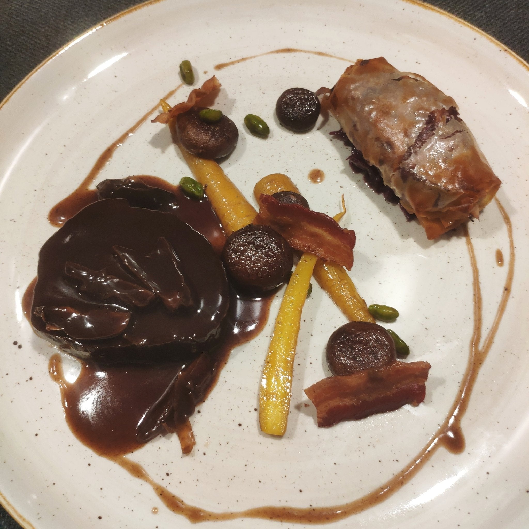 Sauerbraten von der Büffel Semerrolle Ein wahres Festmahl aus bestem Büffelbraten, Rotweinkreationen und leckerem Gemüse. Was kann´s besseres geben für einen besonderen Anlass? ZUTATEN 1,5kg Büffelbraten 1 Stk. Karotte 1/2 Stk. Knollensellerie 1 Stk Zwieb