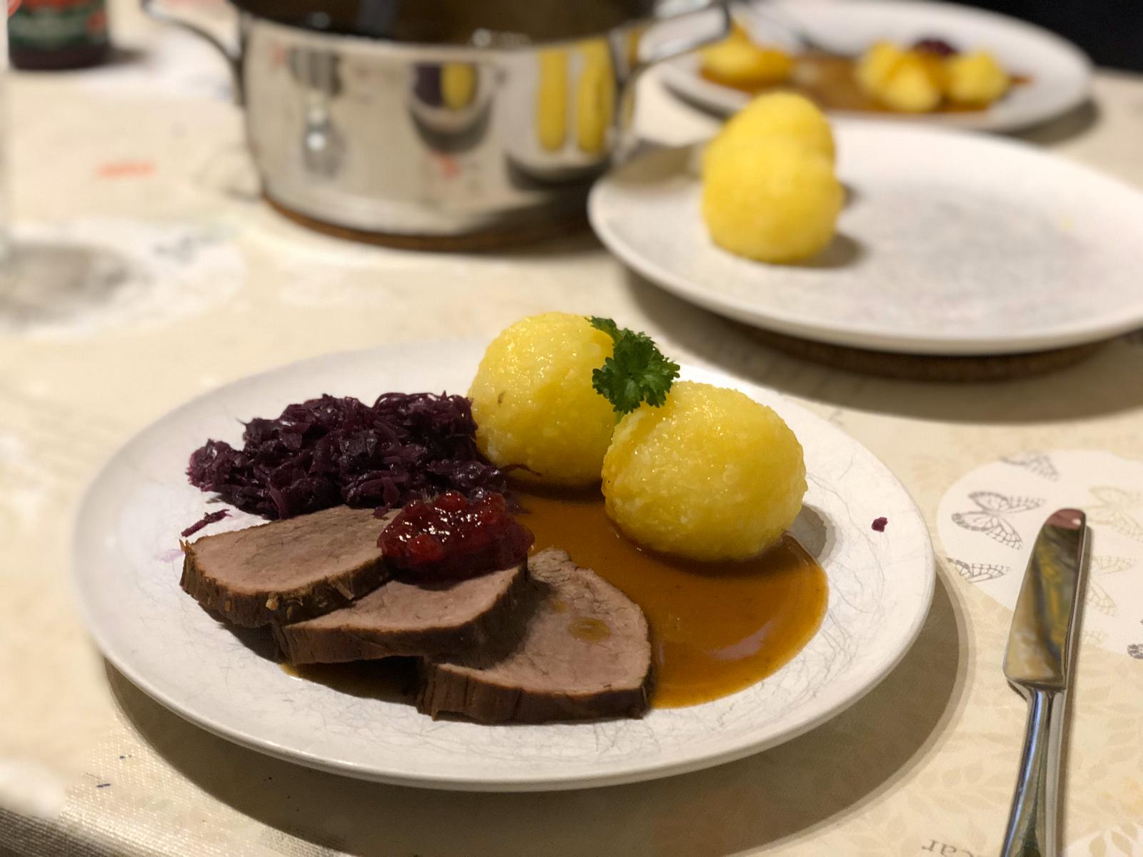 Schmorbraten vom Wasserbüffel Köstlicher Büffelbraten aus dem Dutch Oven mit zartem Gemüse und feinen Gewürzen. Zutaten: (für 4 - 5 Personen) 1300g Büffelbraten (aus der Schulter) 1 Stange Stauden Sellerie 1 Karotte 2 Zehen Knoblauch 4 Schalotten 50g Toma