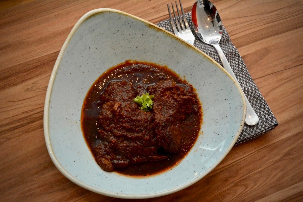 Sizilianischer Büffel Schmortopf aus dem Dutch Ofen Sizilianischer Büffel Schmortopf von BBQ-Weltmeister Camillo „Don Caruso“ Tomanek. Während der langen Garzeit im Dutch Oven entfalten sich alle Aromen und sorgen für ein ganz besonderes Geschmackserlebni