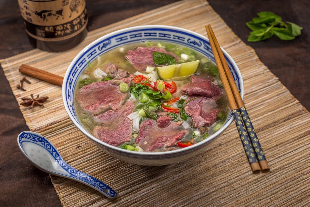 Vietnamesische Pho Suppe mit Büffelfleisch Steaks Ausgesprochen lecker! Die ohnehin schon köstliche Pho Suppe aus Vietnam erhält durch unsere hauchdünnen Büffelfilet Steaks noch das gewisse Etwas. ZUTATEN für 6 PORTIONEN: FÜR DEN SUPPENANSATZ: 1,5kg Fleis