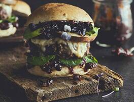 Wintergrillen: Büffel - Burger mit Steinpilzen und Preiselbeermayonnaise Wintergrillen: alles für perfekt gegartes Fleisch trotz Schnee und Kälte: Lassen Sie sich nicht abschrecken. Auch zu Silvester oder einfach nur für den Abend mit Freunden oder der Fa