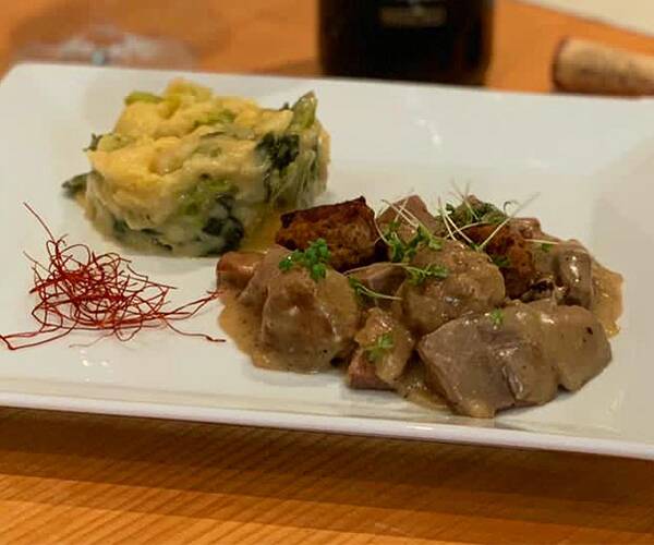 Zungenragout Einzigartiges Zungenragout mit feinsten Zutaten kombiniert: Ein garantiertes Festmahl für jeden Anlass. Zutaten: 1 Büffelzunge (etwa 1500gr) 3 Zwiebeln 2 Stangen Porree 3 Möhren 1 Petersilienwurzel 3 Lorbeerblatt 1TL Pfefferkörner 6 Nelken 2l