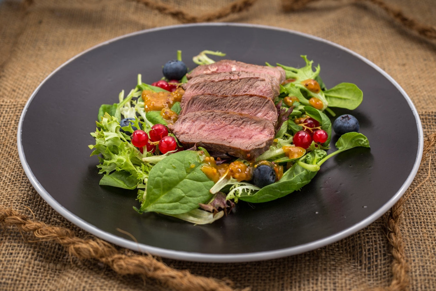 Büffel Hüftsteak auf wildem Pflücksalat Ein super leckerer Steak Salat – reich an Protein und Vitaminen und kaum Kohlehydraten. Das perfekte Gericht für ernährungsbewusste Genießer! ZUTATEN für 4 PERSONEN: 2 Büffel Hüftsteaks 1 Packung Wilder Pflücksalat