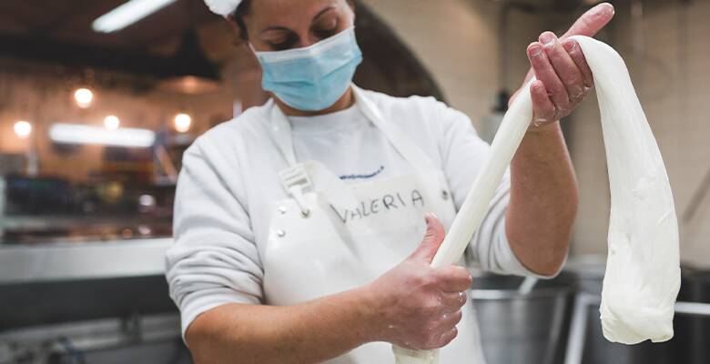 Büffelmozzarella aus italienischer Hand Unser Mozzarella di Bufala Campana D.O.P. wird täglich frisch aus reiner Büffelmilch im Süden Italiens gefertigt. Dabei bilden die jahrelange Erfahrung in der handwerklichen Verarbeitung dieser Delikatesse und die s