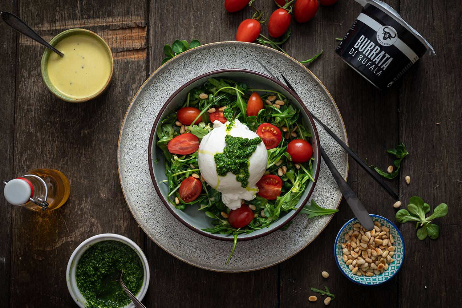 Burrata auf Salatbett, mit Ruccolapesto &amp; Orangen-Dressing
