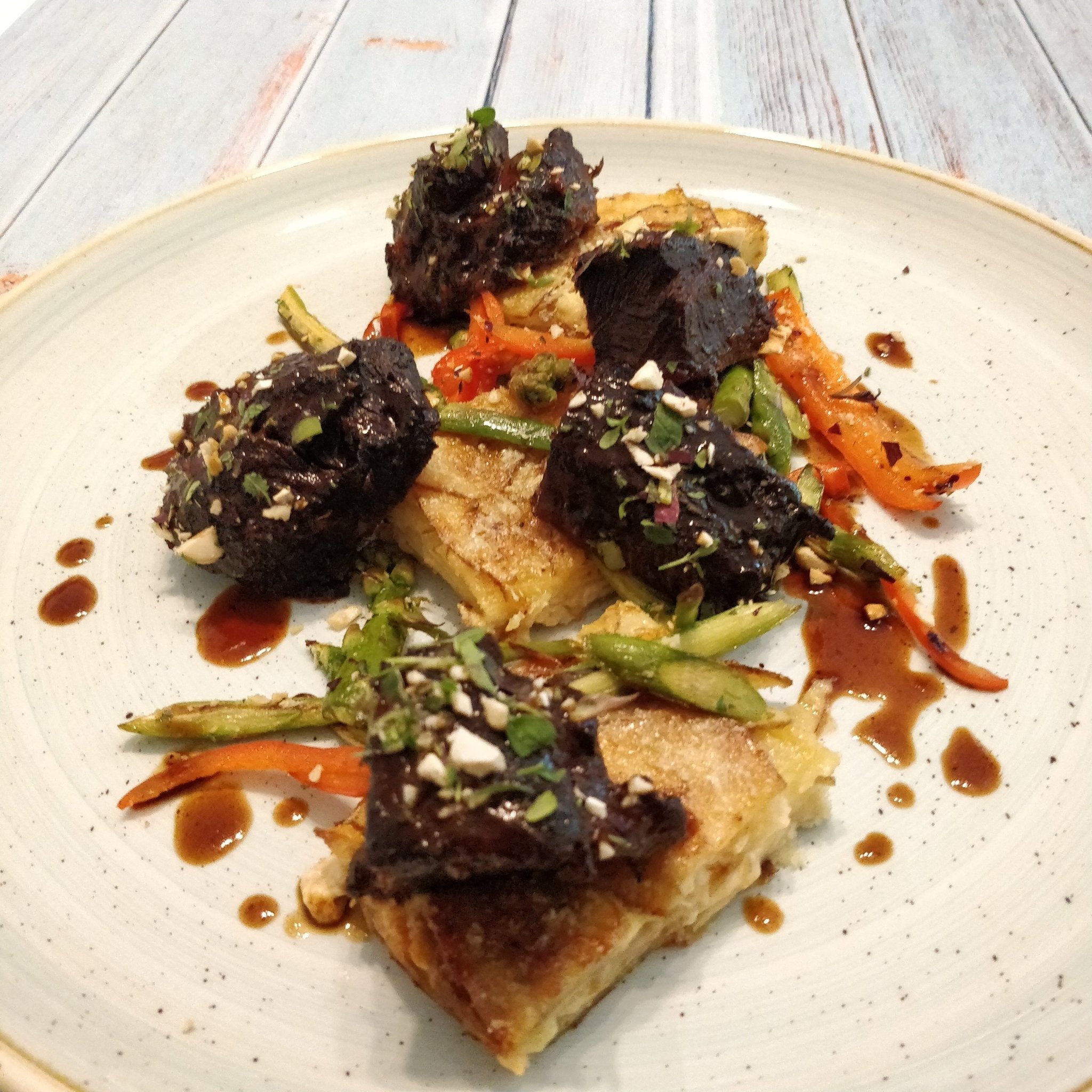 Gestoofde buffelwangen met aardappelgratin en groenten Gestoofde buffelwangen met aardappelgratin en groenten