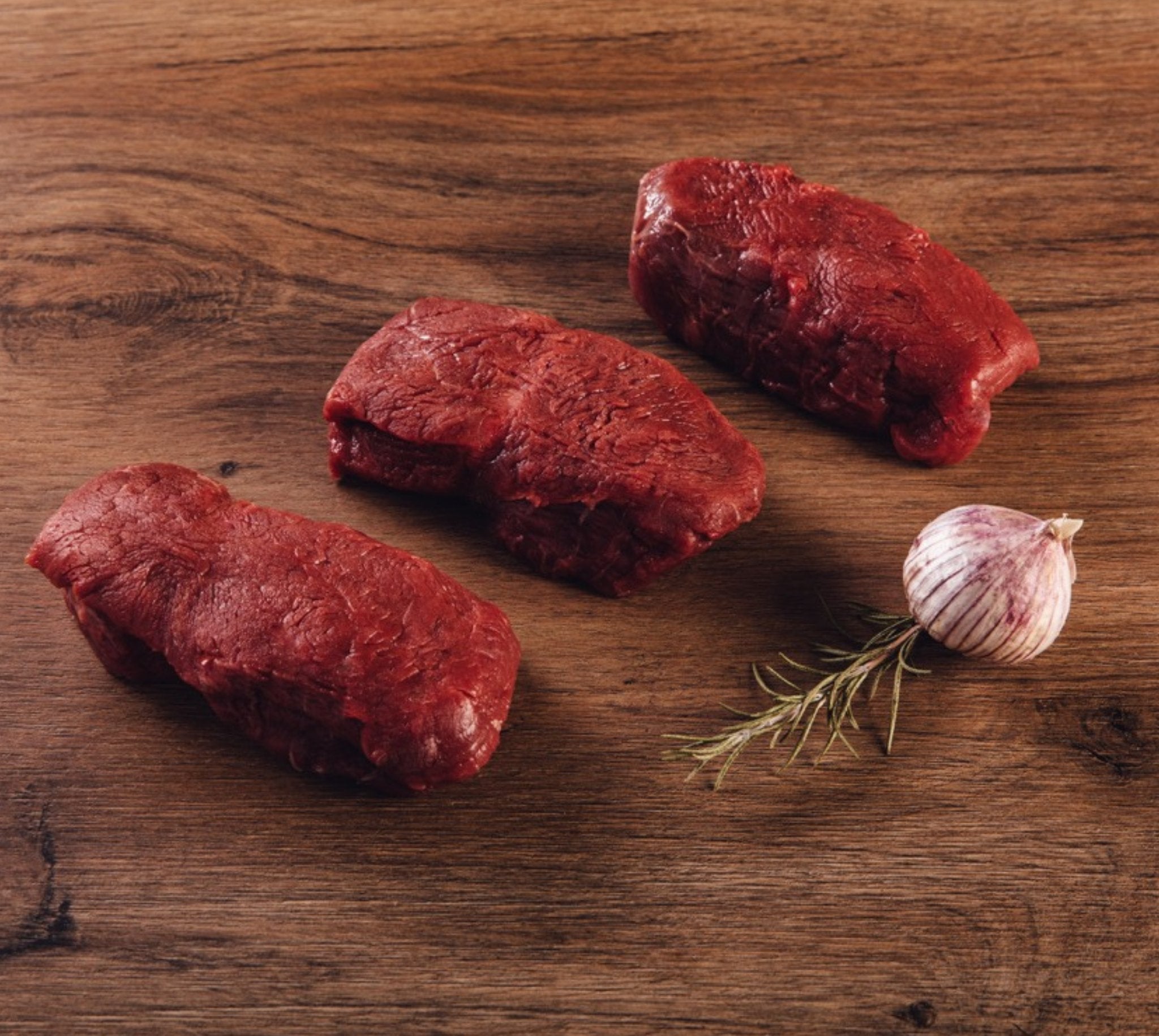 Italienisches Büffel Filet Steak - Natürlich & Zart | BüffelBill Genießen Sie saftige, zarte Filet Steaks vom italienischen Büffel bei BüffelBill. Natürlich aufgewachsen, mit Kräutern und Wildblumen gefüttert. Entdecken Sie das einzigartige Geschmackserle