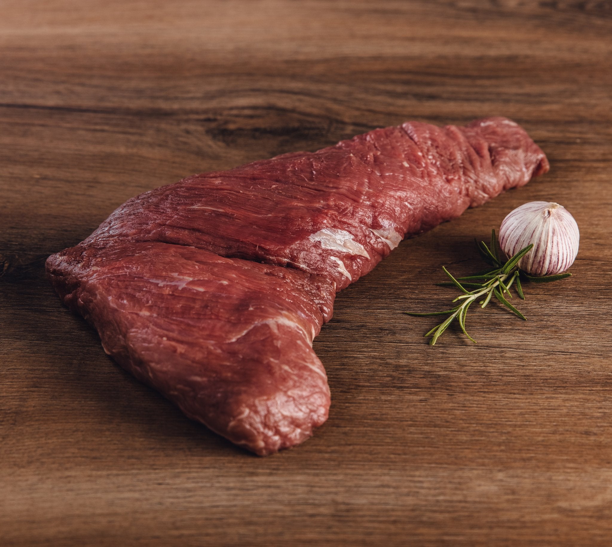 Tri Tip Bürgermeisterstück 800g - Saftiges Steak | BüffelBill Genießen Sie das saftige Tri Tip Steak von BüffelBill. Ideal für Braten und Sauerbraten, aus dem kleinen Teilstück zwischen Hüfte und Kugel. Kurze Fasern und einzigartiger Geschmack, wie beim T